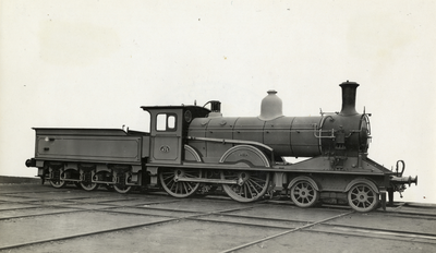 808472 Afbeelding van de fabrieksnieuwe stoomlocomotief nr. 425 (serie 421-460) van de H.S.M.N.B. Dit locomotieftype is ...